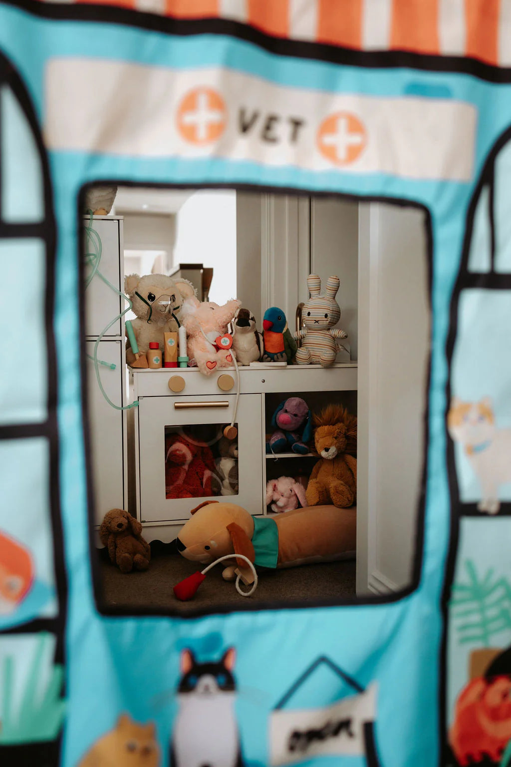 Reversible pet shop role play panel for kids with vet clinic scene