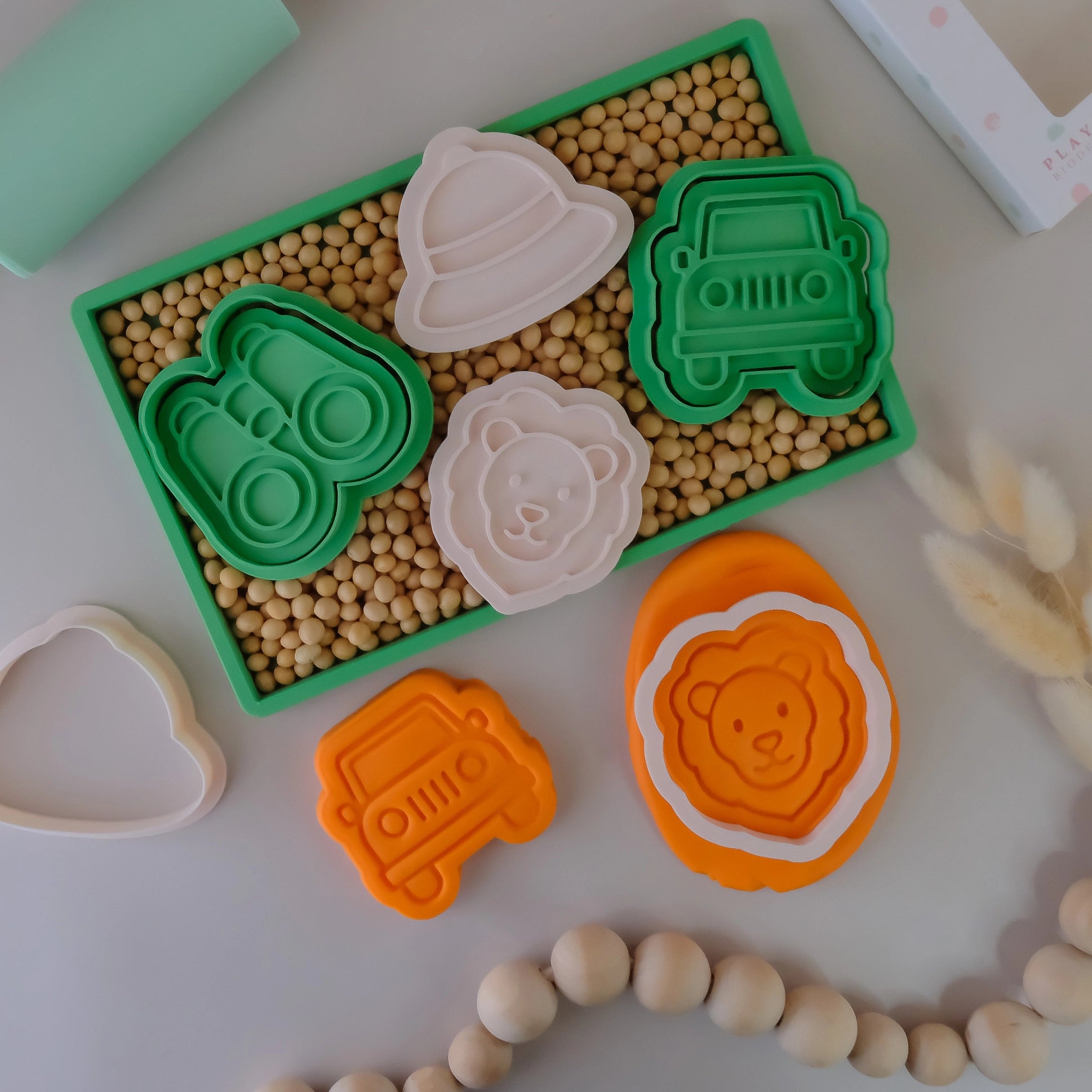 how to use image of playdough/clay stamp and cutter. Eco-friendly sensory play tool by brand playsense perfect for creative and imaginative play. can also be used for cookies and baking. pictured is lion and safari truck/hat