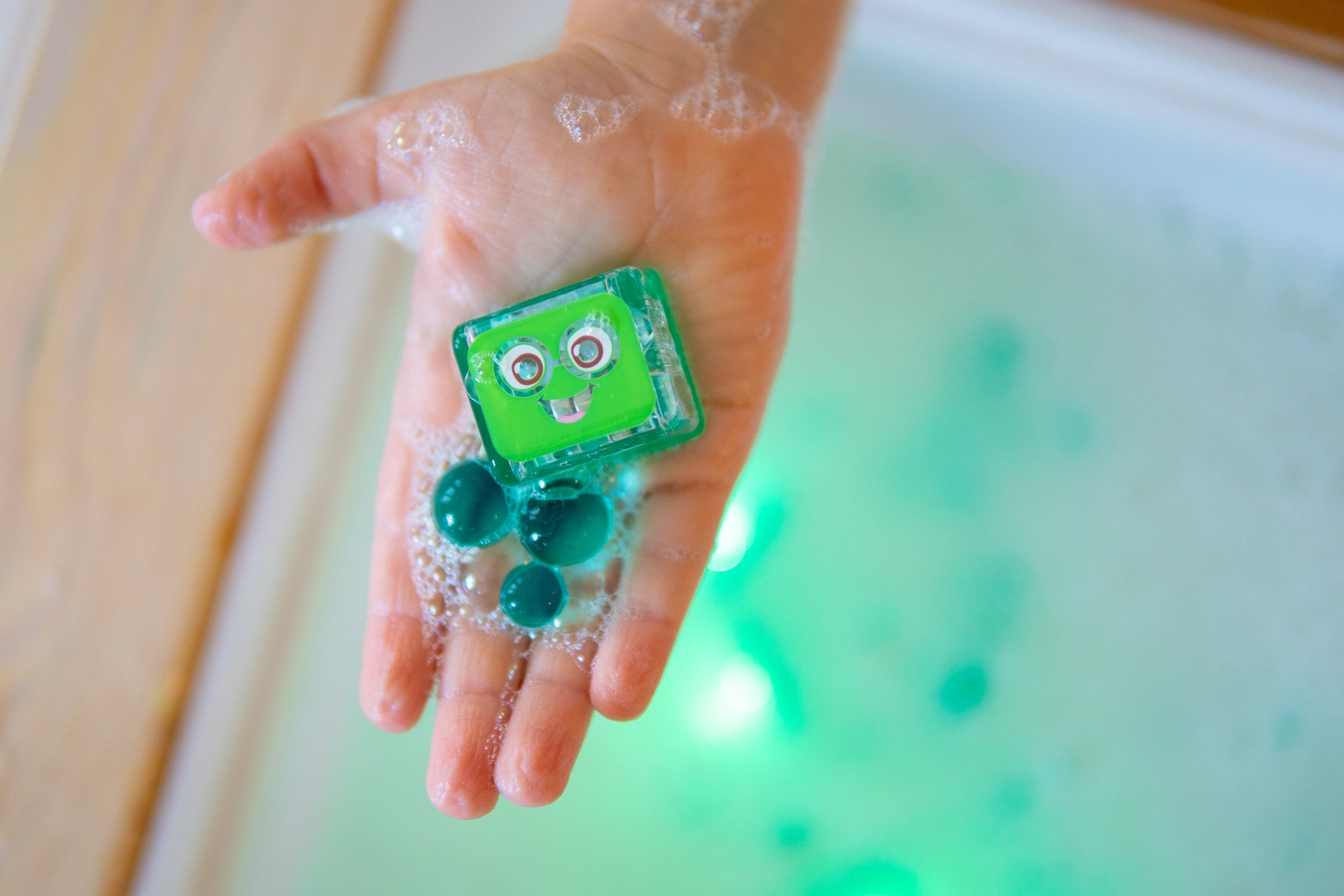 Glo Pal Cube Pippa green interactive bath toy with light up cubes
