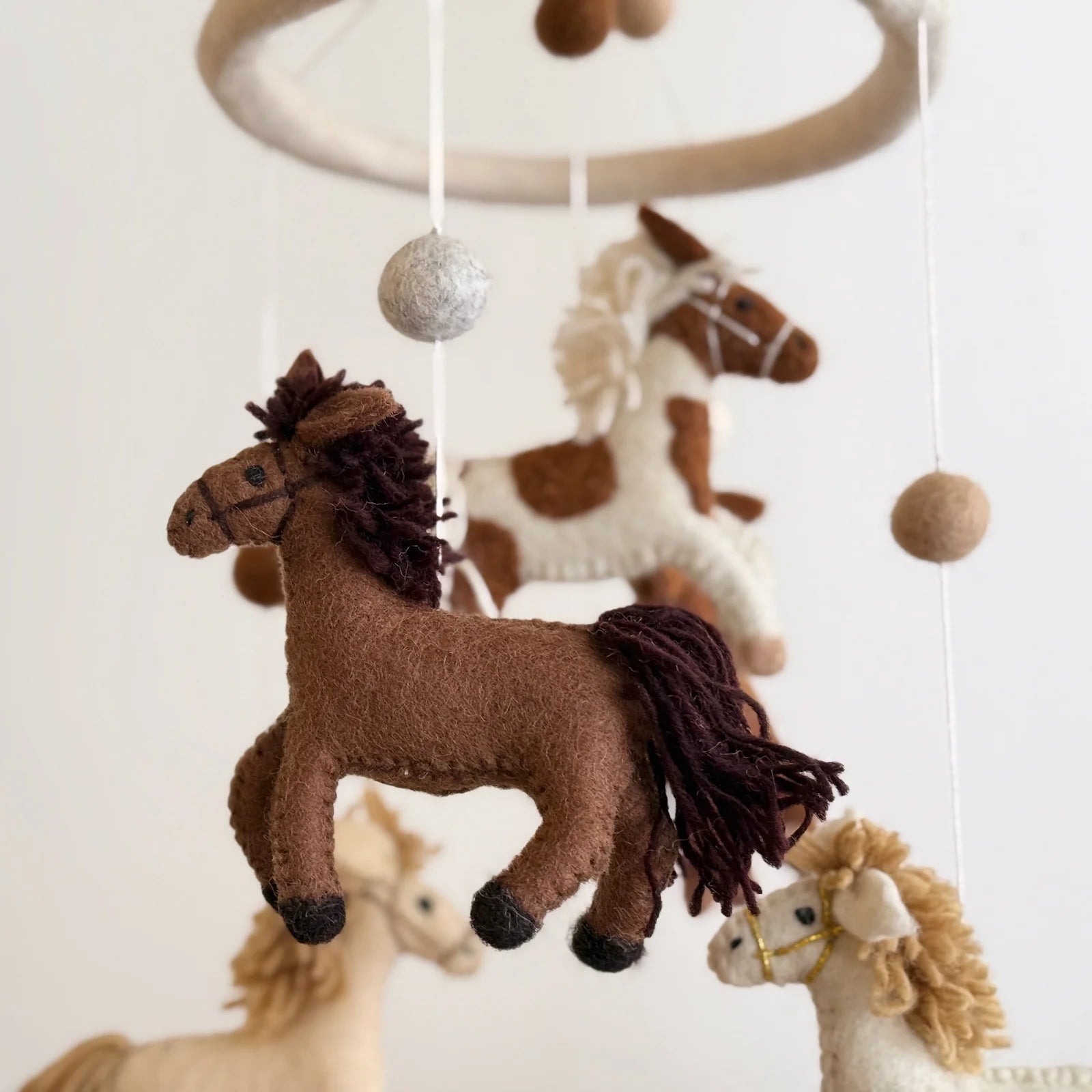 Handmade horse baby mobile with wool felt horses for nursery décor by Ganapati