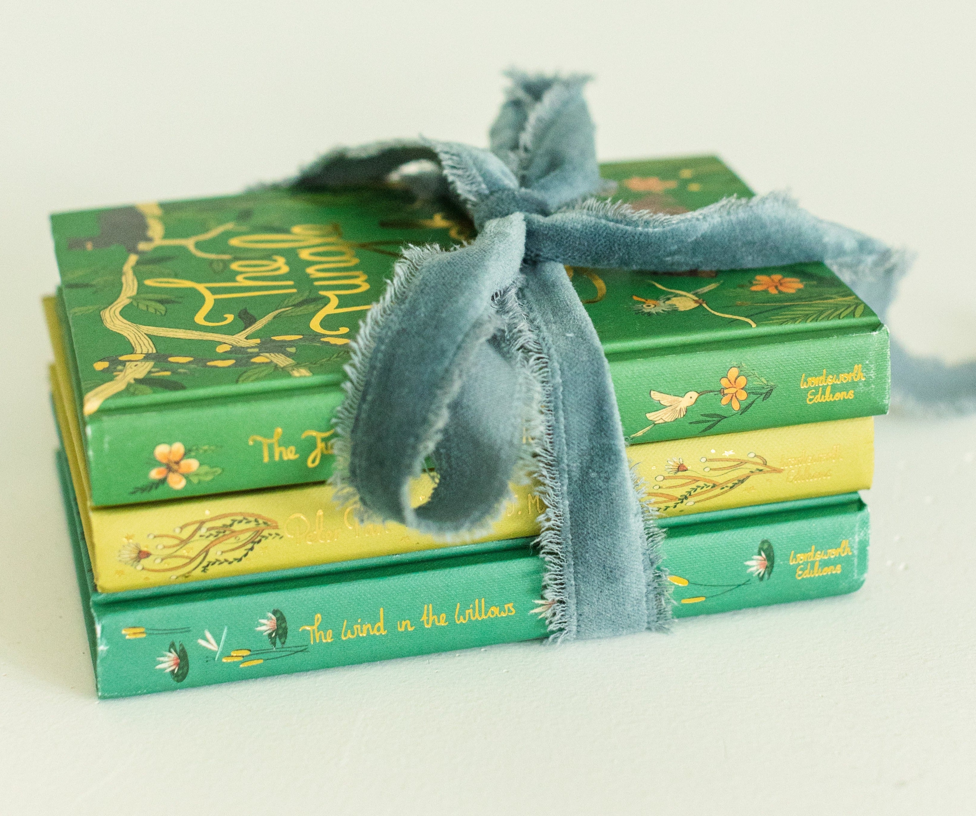 present look of The Wind in the Willows collector’s edition hardback book with green illustrated cover and gold foil lettering by Kenneth Grahame