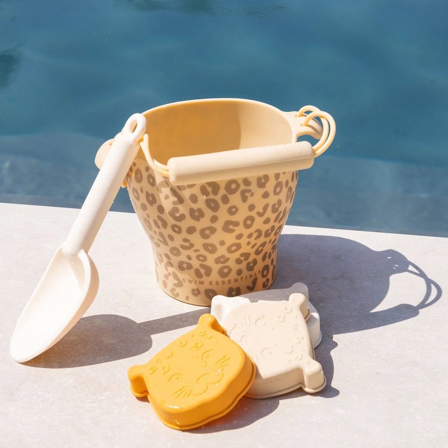 Leopard silicone beach bucket set by Swim Essentials with bucket shovel and sand moulds