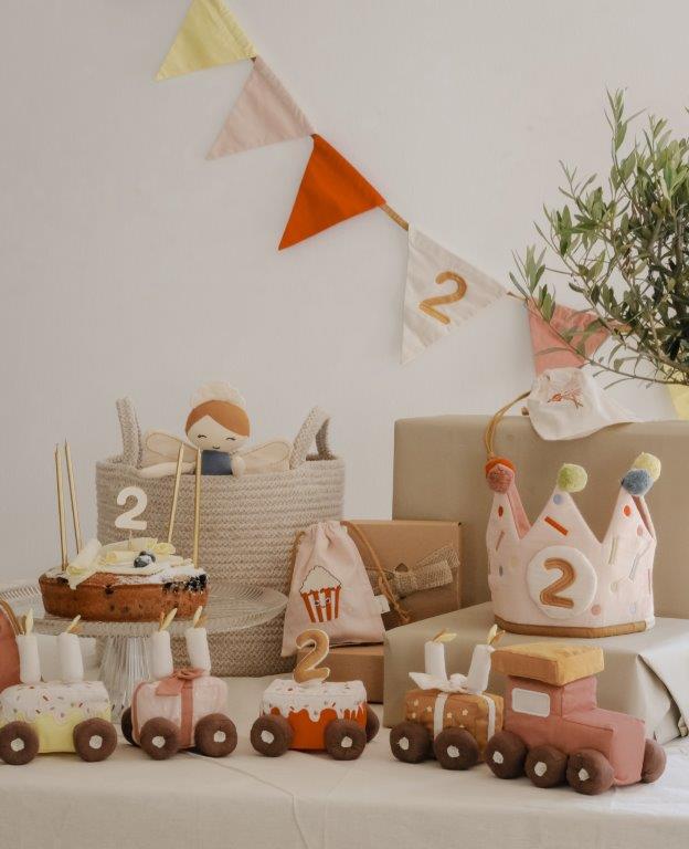 Rose coloured birthday crown for children by Fabelab