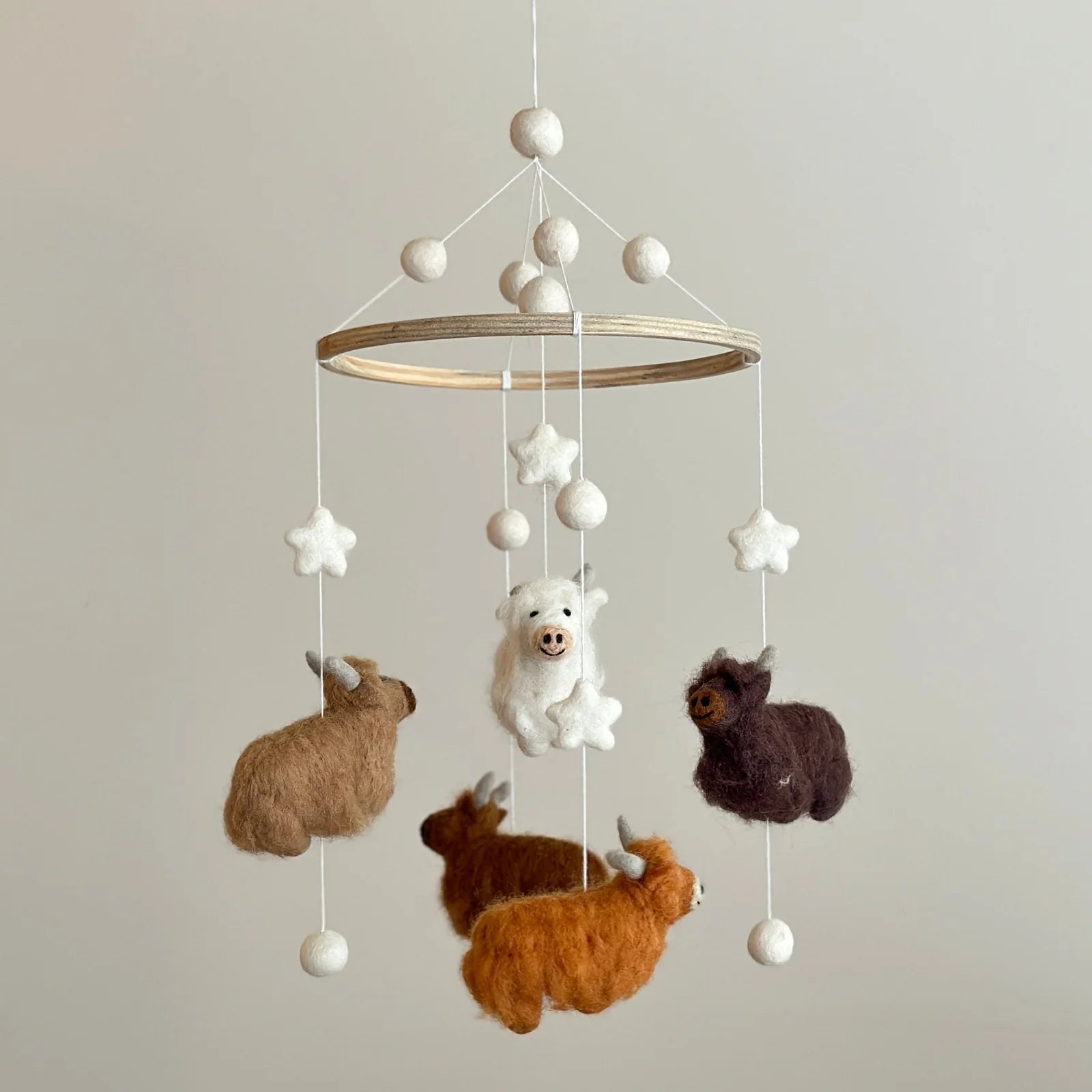 Handmade Highland cow baby mobile with wool felt farm animals for nursery décor by Ganapati