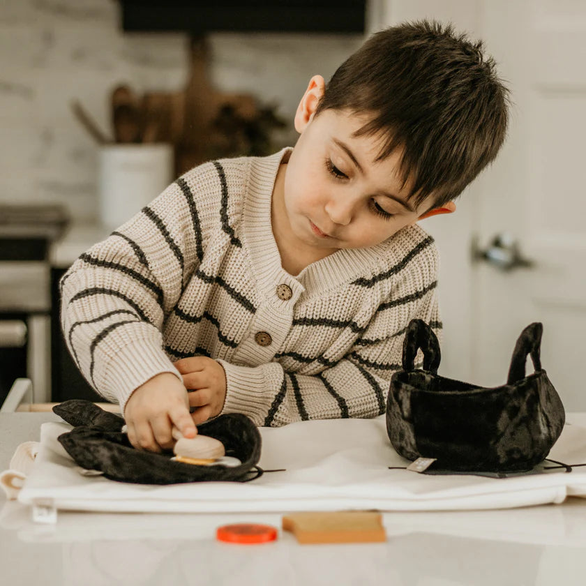 Portable pretend play kitchen set for children with foldable accessories